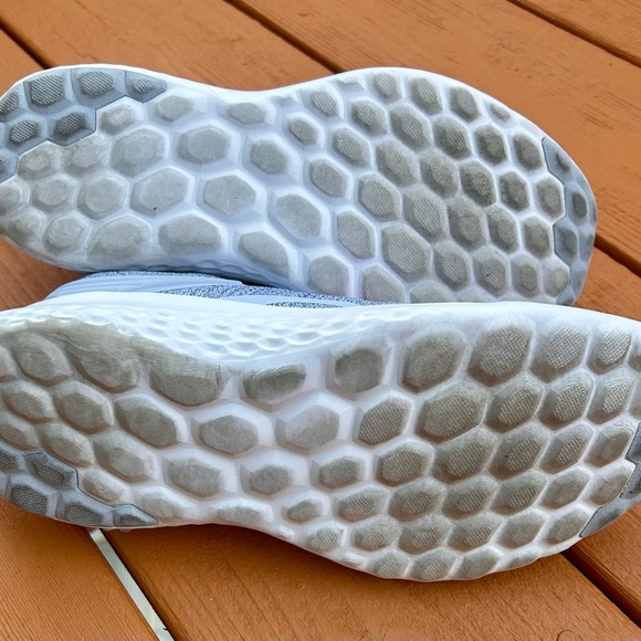 New balance women’s sneakers like new condition. Worn once size 10 - Picture 4 of 5